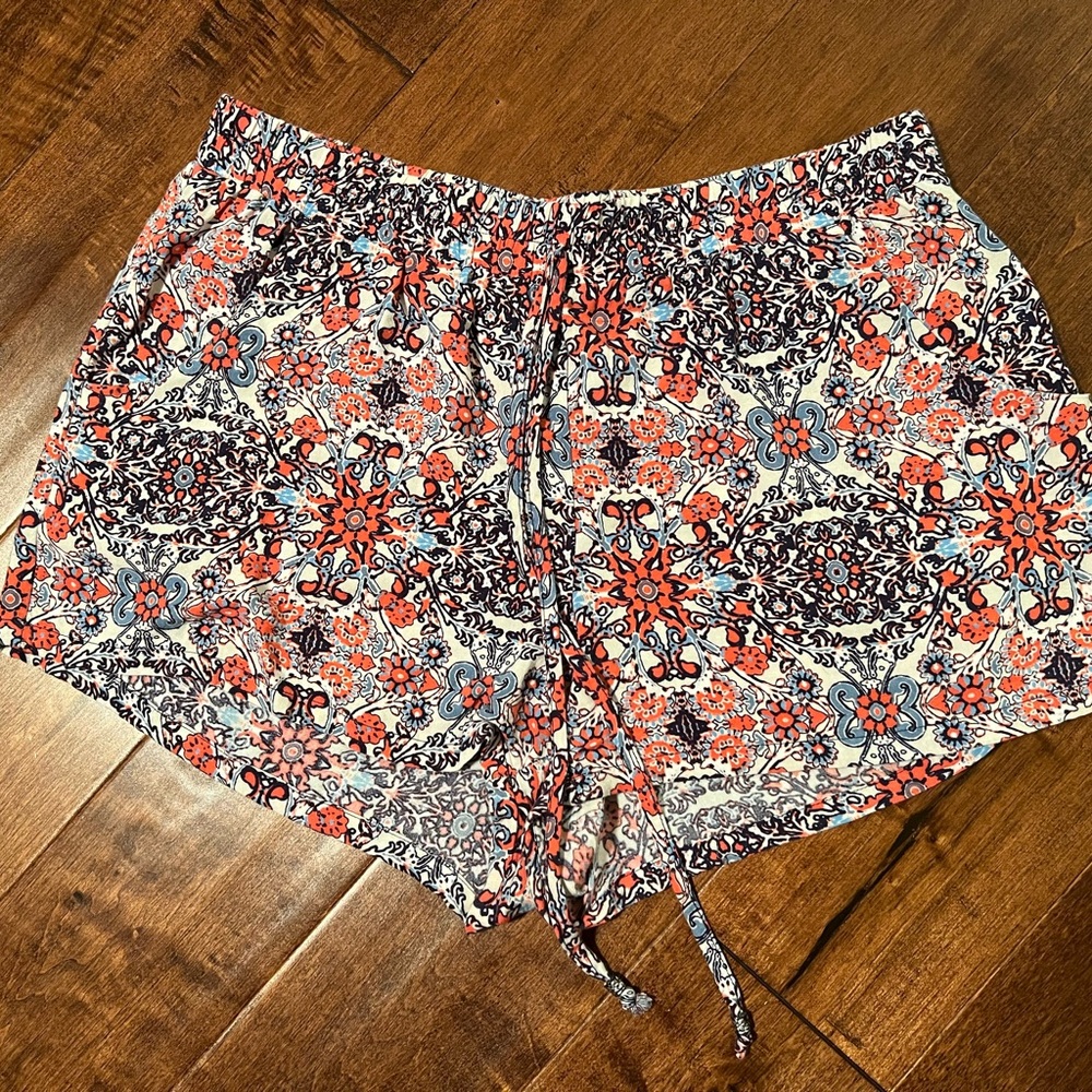 Floral Patterned Women's Shorts